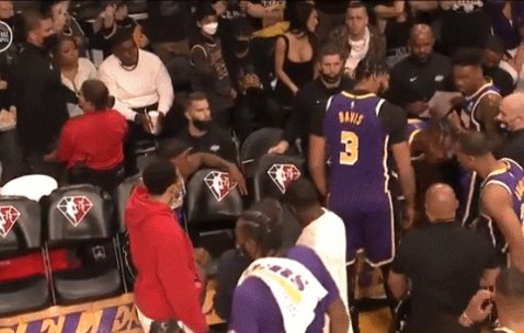 官方赛程页面-湖人冲突为何而起？浓眉侵略性不足被霍华德聊破防