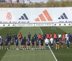 英雄联盟世界赛官网导航-在今天的训练开始之前，皇马全队为教皇方济各逝世默哀1分钟